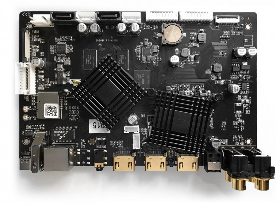 Hlavní deska přehrávače Zappiti Pro 4K HDR s pasivními chladiči, konektory SATA v horní části a trojicí výstupů HDMI