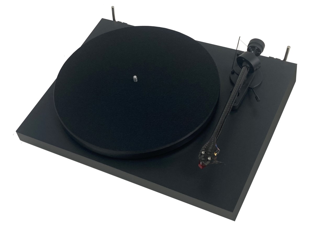 Pro-Ject Debut E Carbon v provedení Satin Black — pohled zezadu na výstupní polosymetrický RCA kabel s pozlacenými konektory