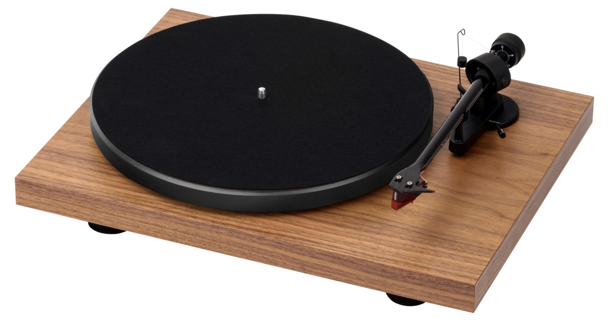 Pro-Ject Debut E Carbon + Ortofon 2M-Red v provedení Natural Oak — pohled z boku s viditelným karbonovým ramenem a ocelovým talířem
