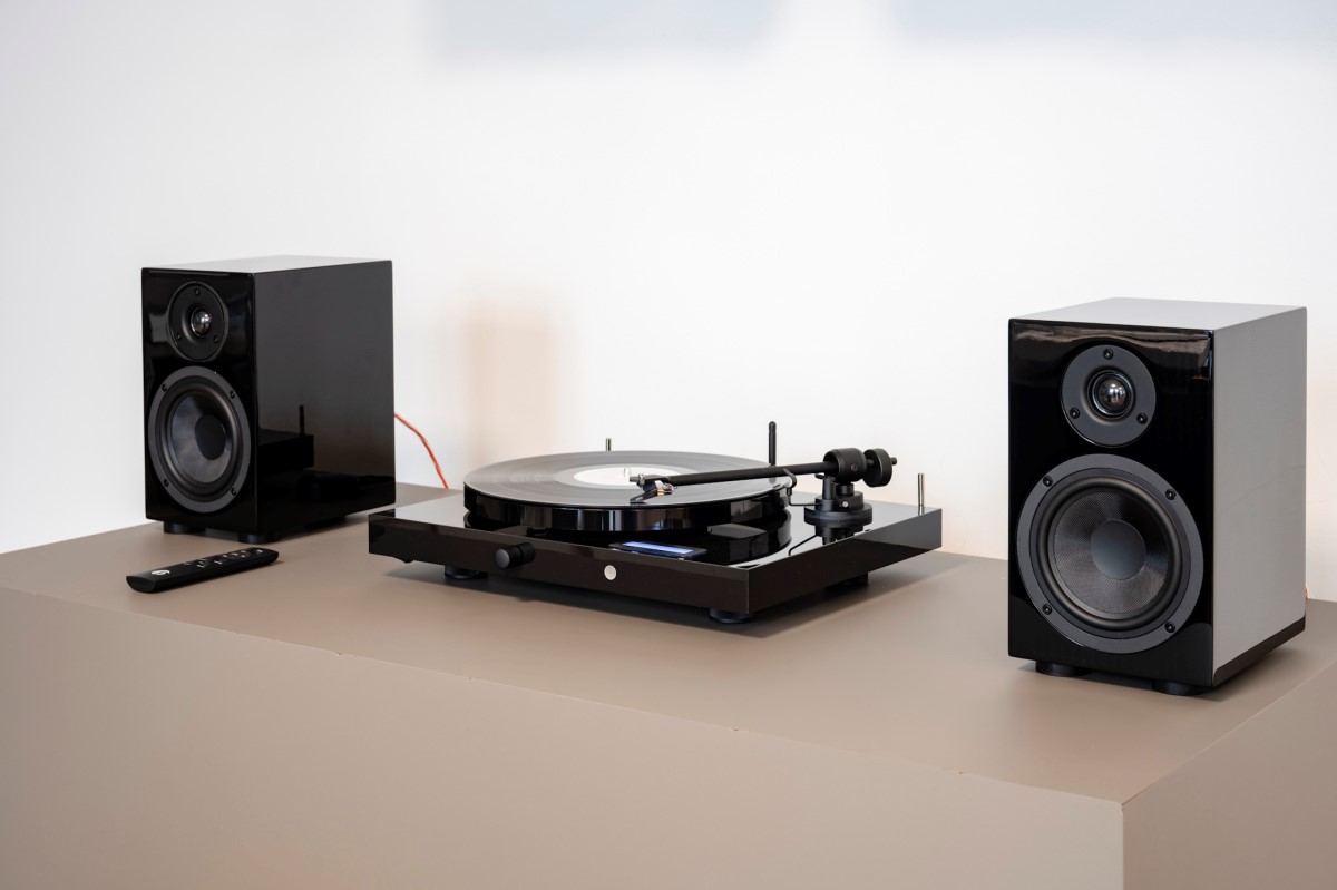 Zadní panel gramofonu Pro-Ject JukeBox E1 s konektory Line OUT, Phono OUT, vstupem In 1, reproduktorovými terminály a napájením 24 V