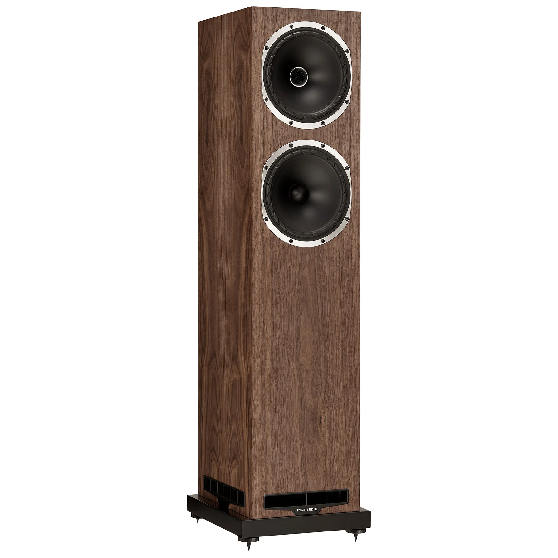 Fyne Audio F502S v ořechovém provedení ze tříčtvrtečního pohledu — dva měniče IsoFlare a FyneFlute na čelní stěně, sokl s hroty