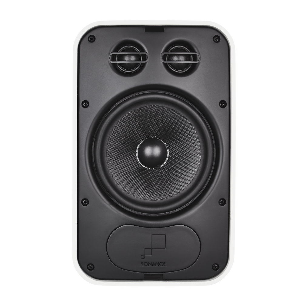 Sonance Mariner 64 SST z čelního pohledu s mřížkou z perforovaného hliníku