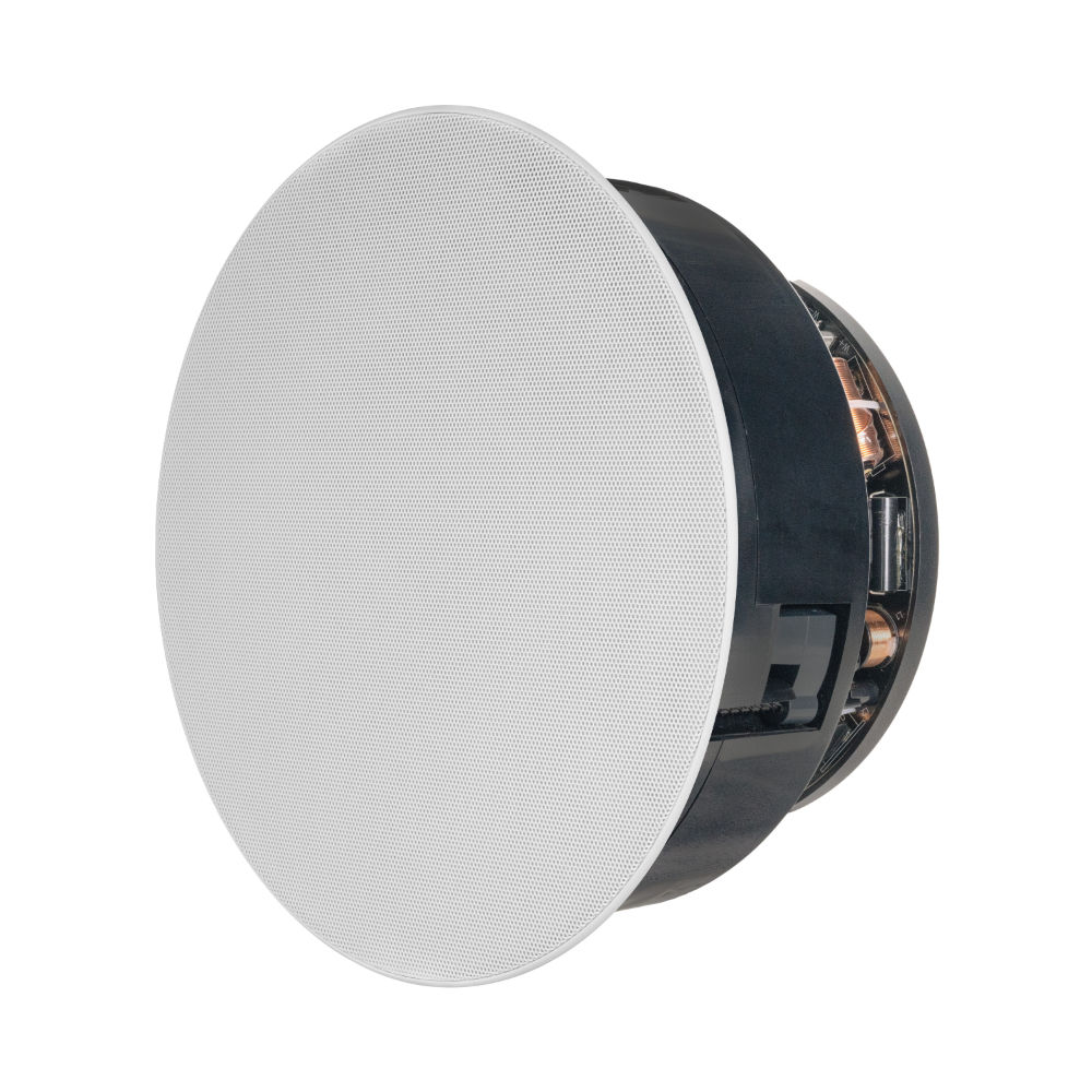 Sonance VX86R SST z úhlu s nasazenou kulatou bílou mřížkou Micro Trim — vzhled reproduktoru po instalaci do stropu