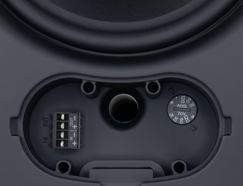 Detail přední konektorové desky Sonance PS-S53T Mk II se vstupními svorkami a otočným přepínačem odboček 70V a 100V