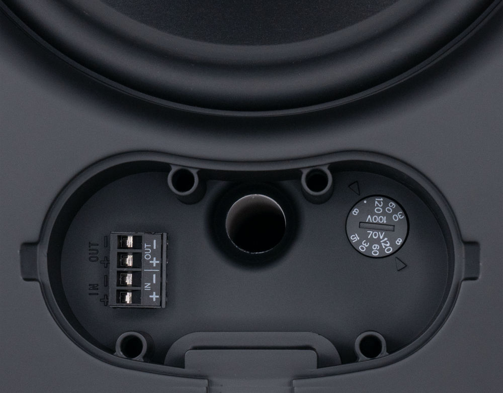 Detail čelní svorkovnice IN/OUT a přepínače odboček transformátoru 70V/100V na Sonance PS-S63T Mk II