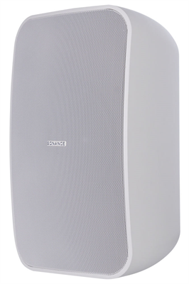 Bílý nástěnný reproduktor Sonance PS-S83T Mk II z tříčtvrtečního pohledu s nasazenou korozivzdornou hliníkovou mřížkou