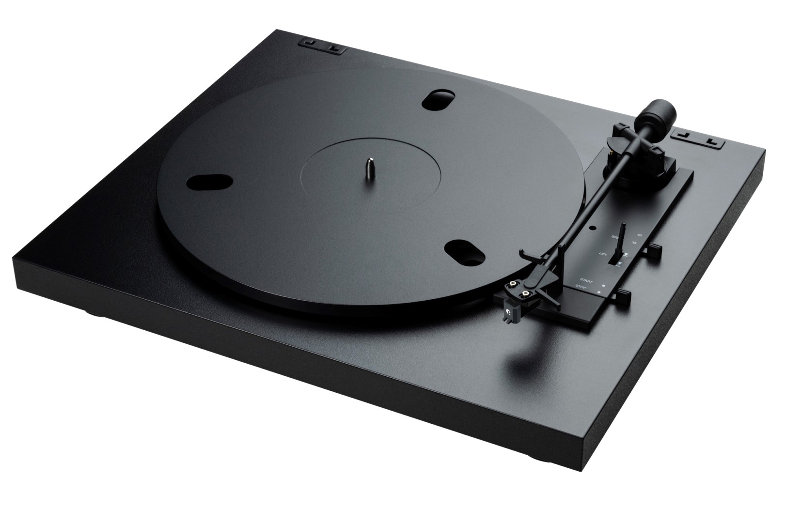 Detail vestavěného phono předzesilovače a konektorů na zadní straně Pro-Ject A1.2