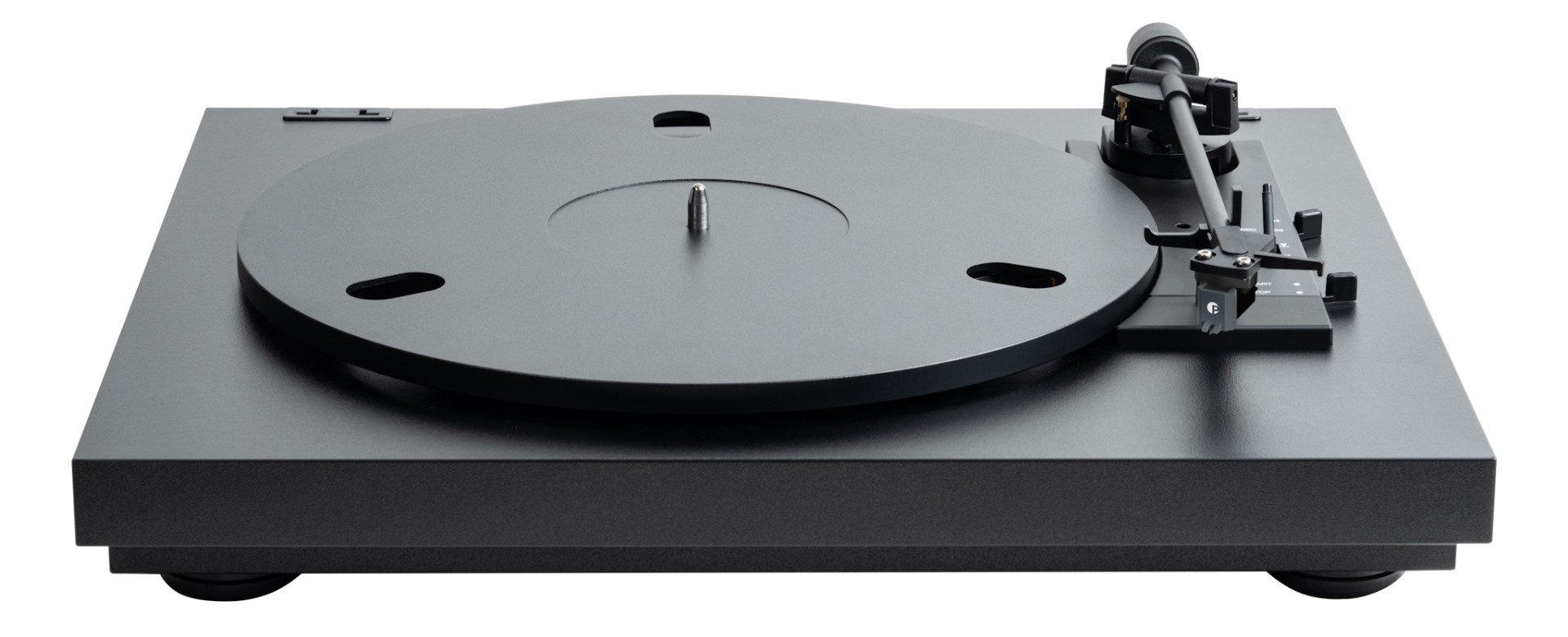 Pohled na konektory a ovládací tlačítko automatiky Pro-Ject A1.2
