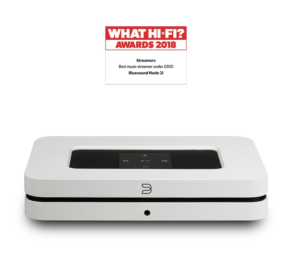 Bílý Bluesound Node 2i shora s oceněním What Hi-Fi? Awards 2018 za nejlepší streamer