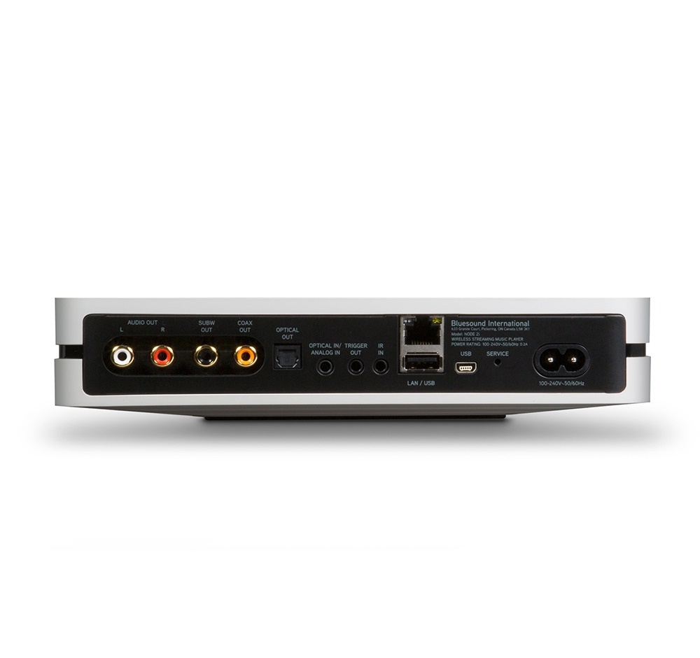 Zadní panel bílého Bluesound Node 2i s výstupy RCA, subwooferovým a koaxiálním výstupem a optikou