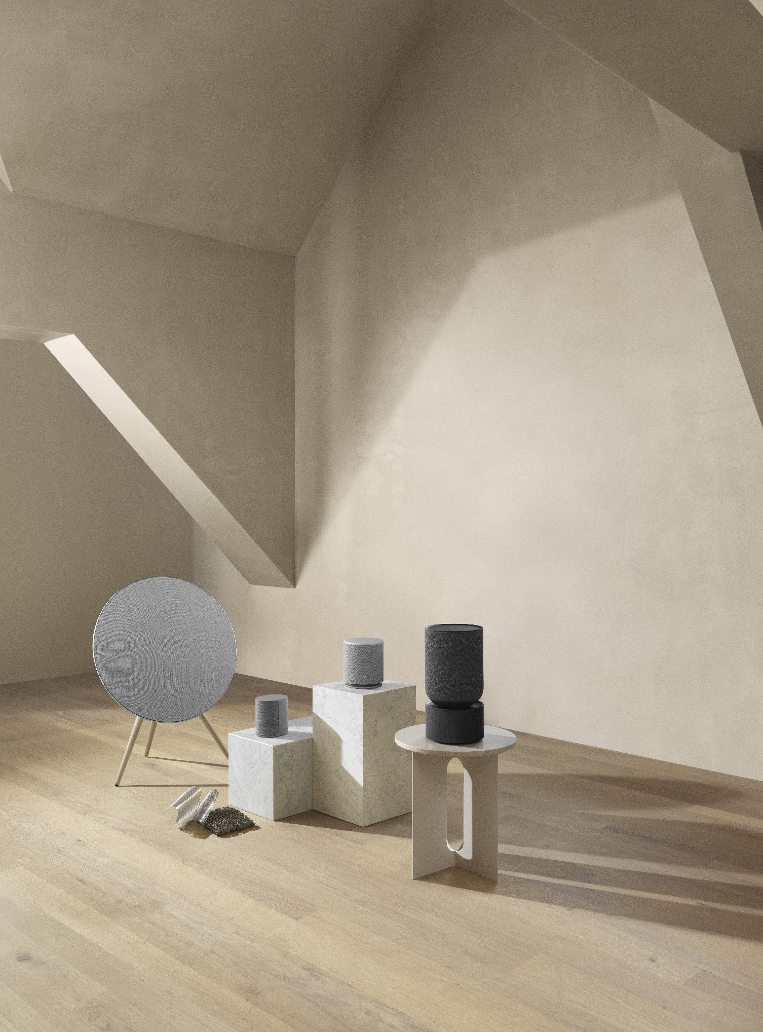 Detail soustavy měničů a hliníkové mřížky Beosound Balance