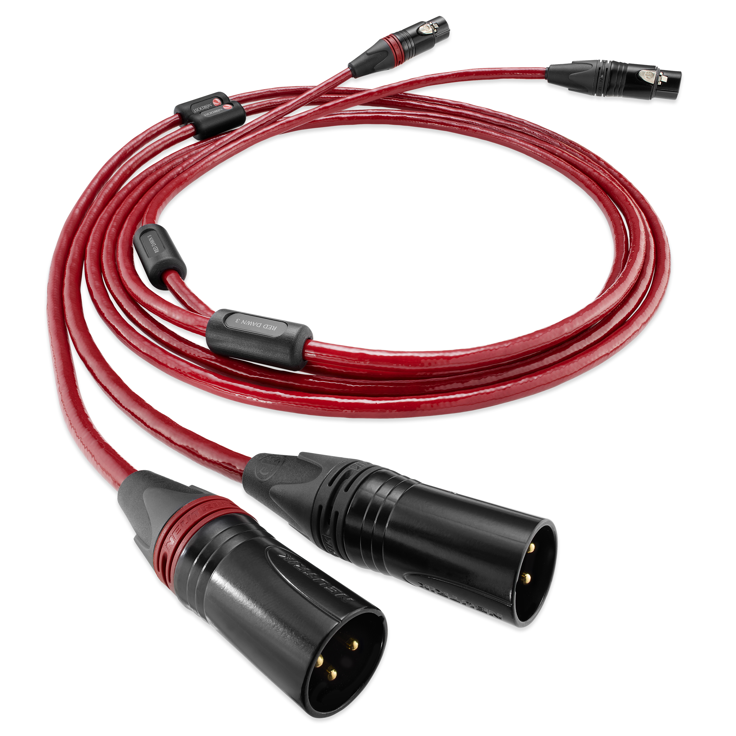 Pár kabelů Nordost Red Dawn 3 s konektory XLR stočený na světlém pozadí
