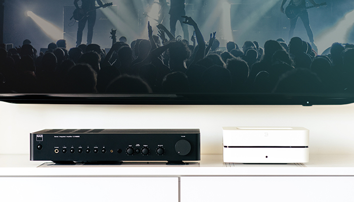 Bluesound Vault 2i v sestavě s NAD zesilovačem — typická HiFi sestava pro posluchačský pokoj