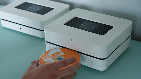Detail interního pevného disku Bluesound Vault 2i — 2TB úložiště pro hudební sbírku