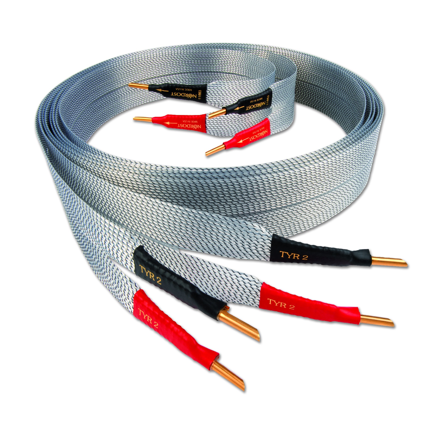 Kabel Nordost Tyr 2 zapojený mezi zesilovačem a reprosoustavou v posluchačském pokoji — full-width 16:9