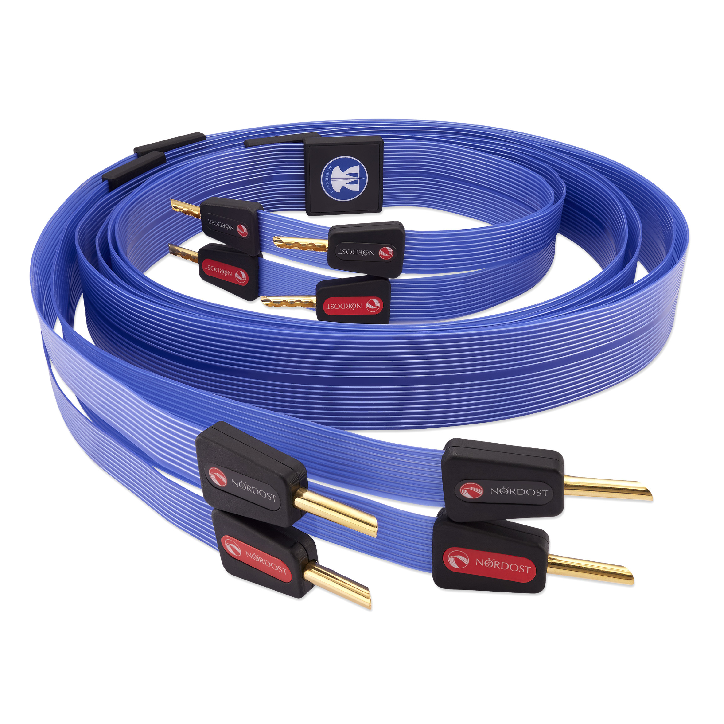 Pár plochých modrých reproduktorových kabelů Nordost Blue Heaven 3 s pozlacenými banánkovými konektory