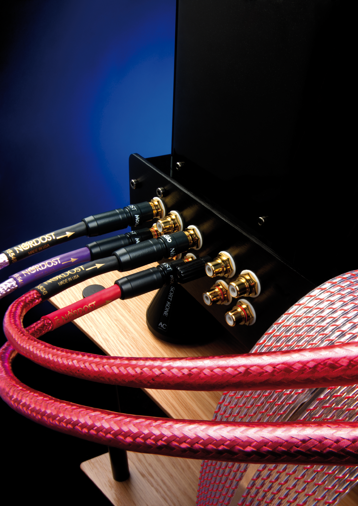 Detail provedení kabelů Nordost řady Norse 2 — full-width 16:9