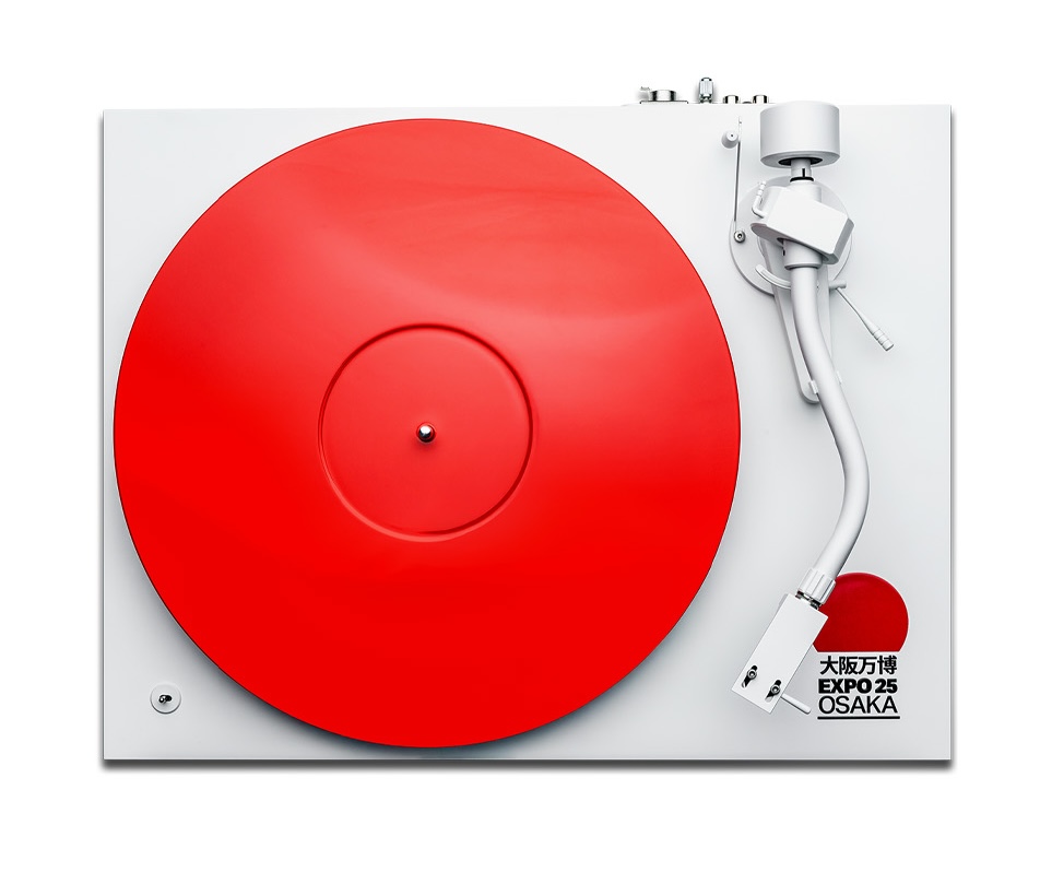 Detail raménka ve tvaru S a talíře gramofonu Pro-Ject Debut PRO S BALANCED EXPO 2025 JAPAN EDITION