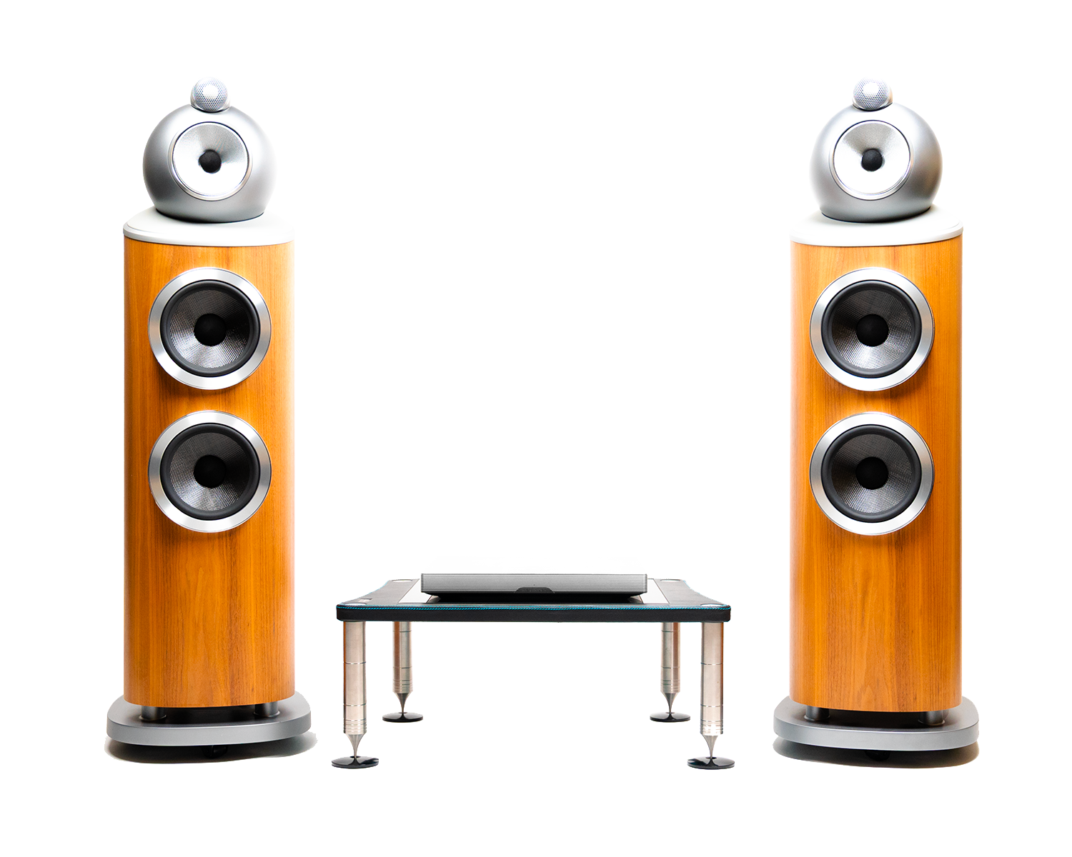 Sestava VOIX Reference ULTIMATE jako celek — pár podlahových reprosoustav Bowers & Wilkins 803 D4 ve světlém dřevě s diamantovým tweeterem na vrchu, mezi nimi nízký skleněný stolek se zesilovačem Devialet Astra