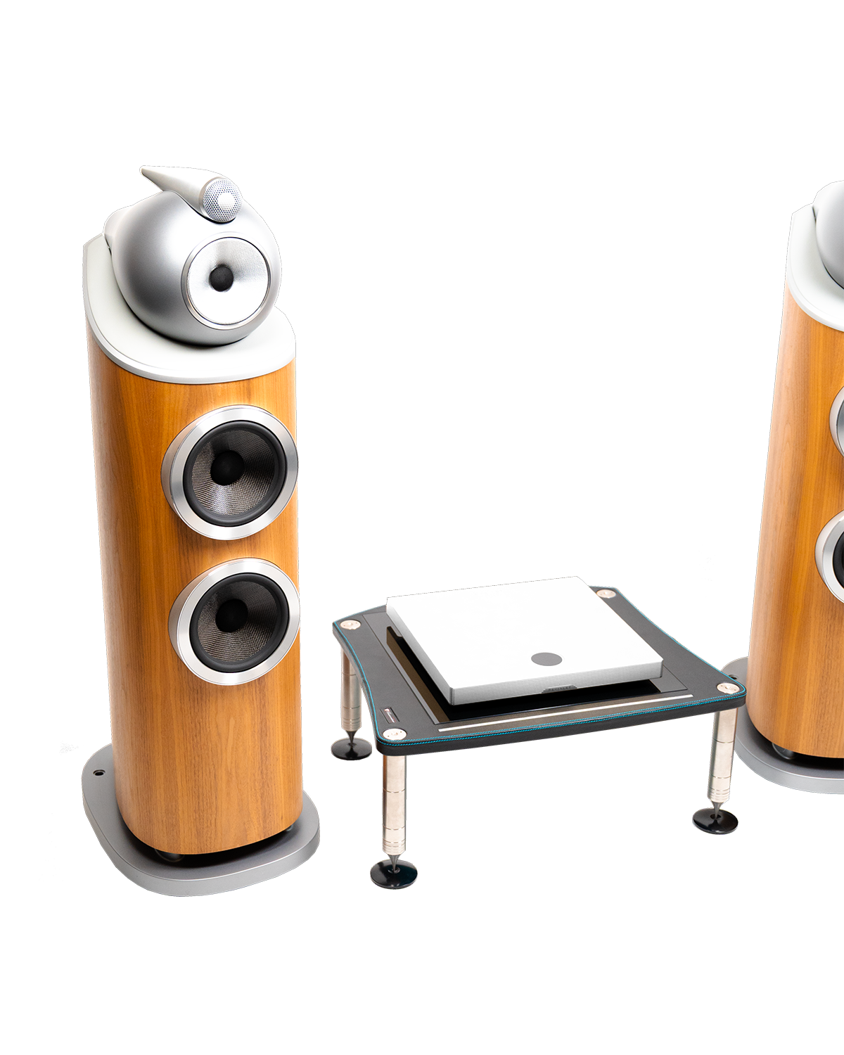 Sestava Bowers & Wilkins 803 D4 se zesilovačem Devialet Astra na nízkém stolku, pohled zleva na celou referenční sestavu