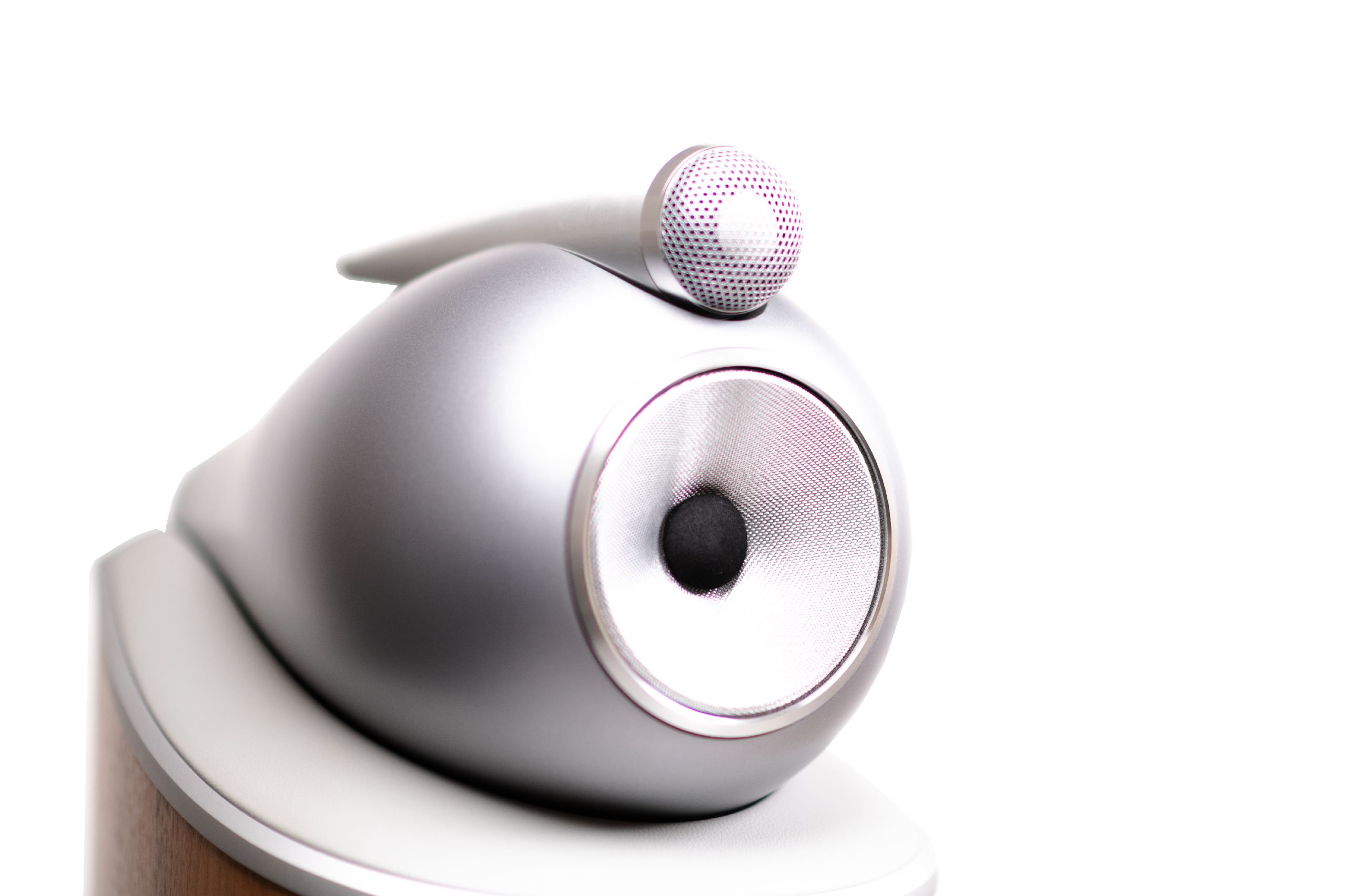 Detail vrchní části reprosoustavy Bowers & Wilkins 803 D4 — leštěné stříbrné pouzdro středového měniče Continuum a samostatný tweeter na vrchu skříně