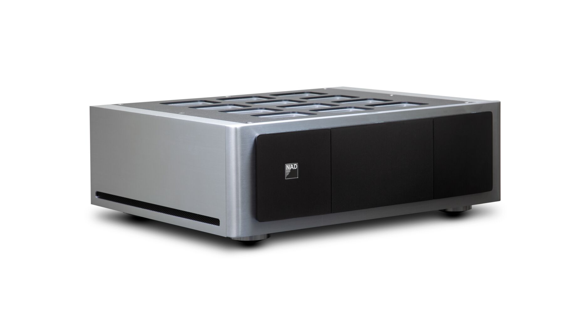 Detail NAD M 28 z řady Masters s designovým zpracováním předního panelu