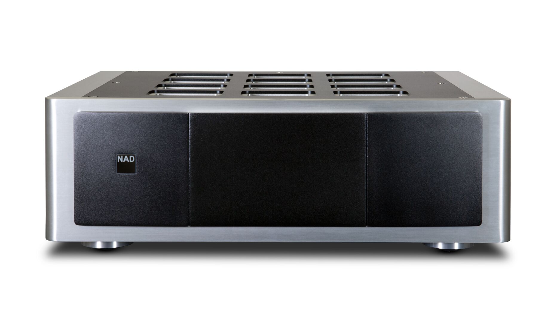 Detail zadního panelu NAD M 28 se symetrickými vstupy XLR a reproduktorovými terminály