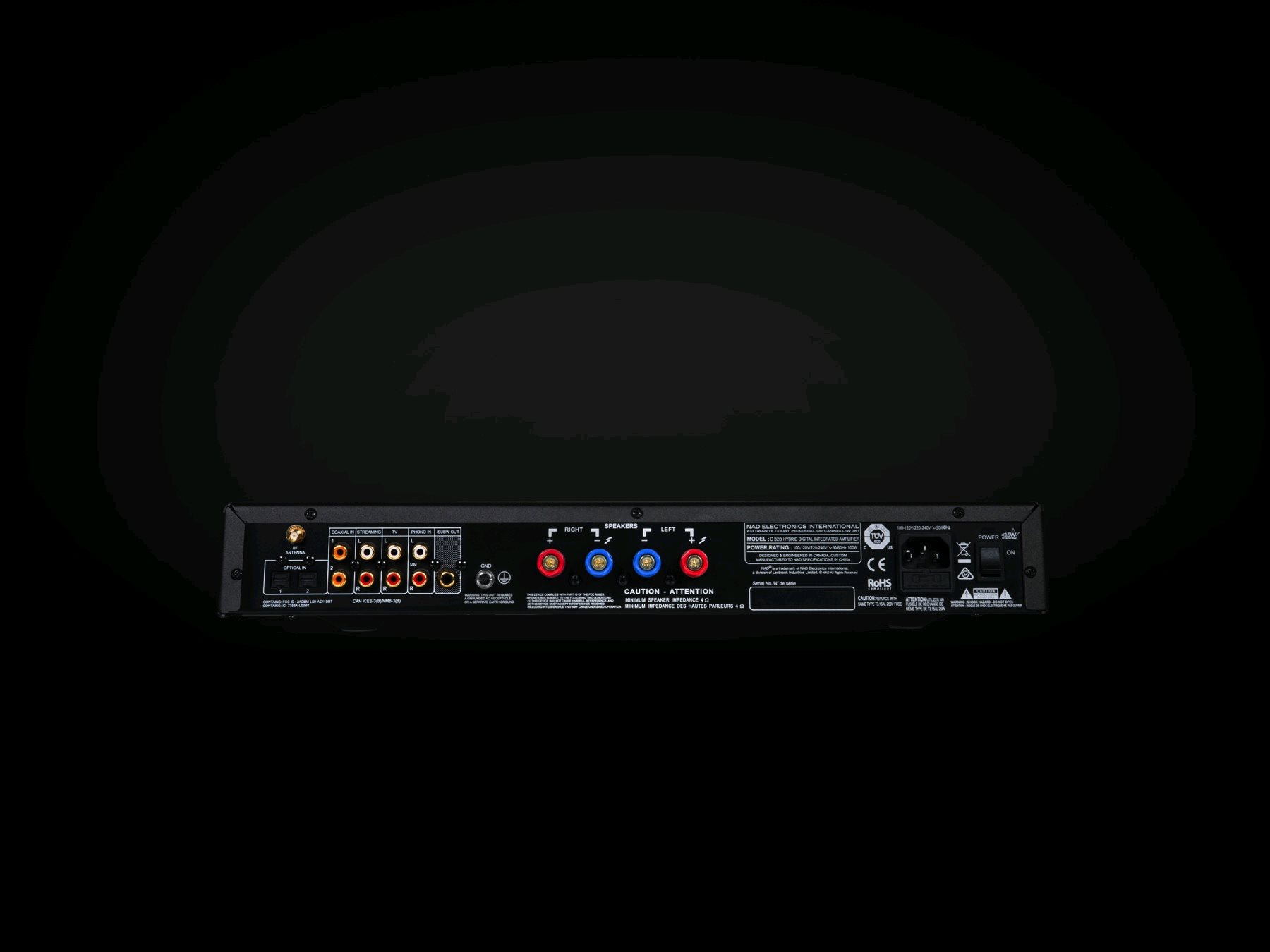Zadní panel NAD C 328 s konektory: koaxiální a optické digitální vstupy, MM Phono, reproduktorové terminály a subwooferový výstup