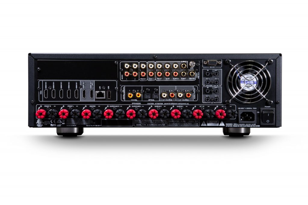 Zadní panel NAD T 778 s šesti vstupy HDMI, devíti šroubovacími reprosvorkami, předzesilovacími výstupy RCA, portem RS-232, konektory Trigger a chladicím ventilátorem
