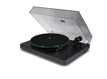 NAD C 558 — gramofon s otevřeným antivibračním krytem a osazeným raménkem