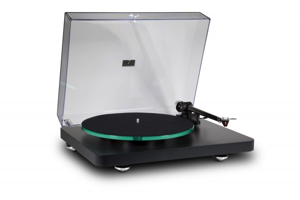 Gramofon NAD C 588 zezadu s pohledem na šasi a připojení