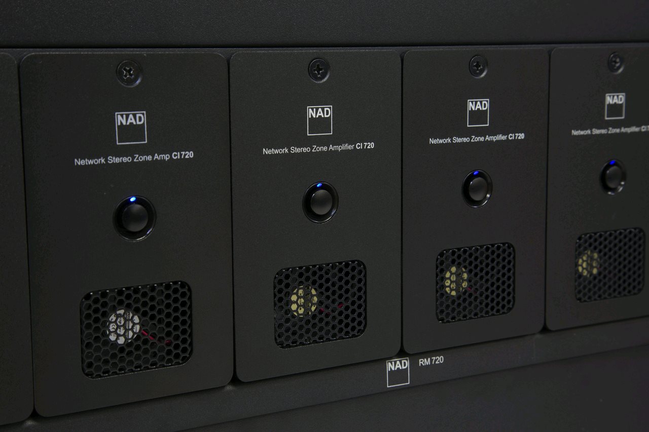 NAD CI 720 V2 — detail svorkovnice Phoenix a výstupu pro subwoofer