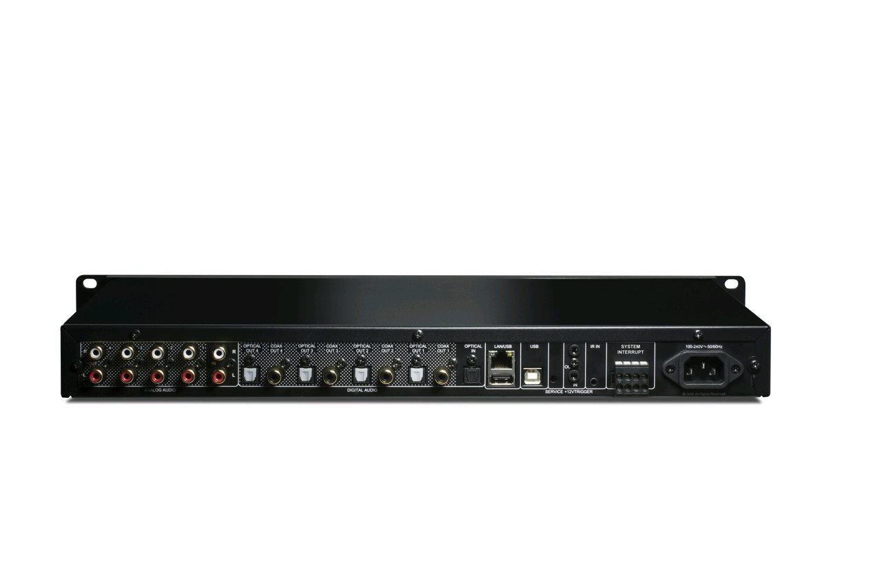 Zadní panel NAD CI 580 V2 s linkovými, optickými a koaxiálními výstupy pro čtyři zóny