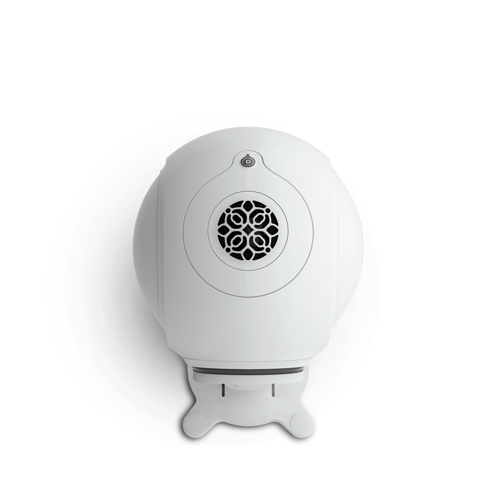 Devialet Gecko Phantom II montovaný na zdi v obývacím pokoji