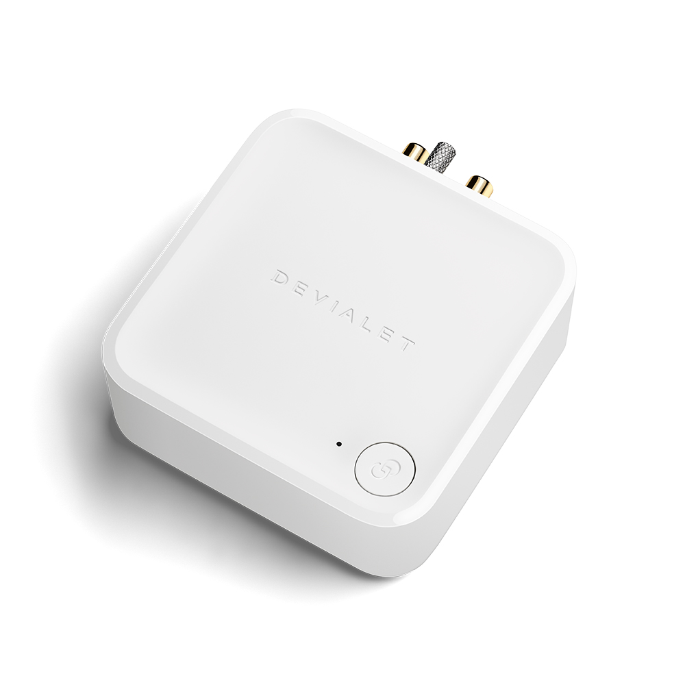 Devialet ARCH zblízka, monolitické bílé provedení Iconic White