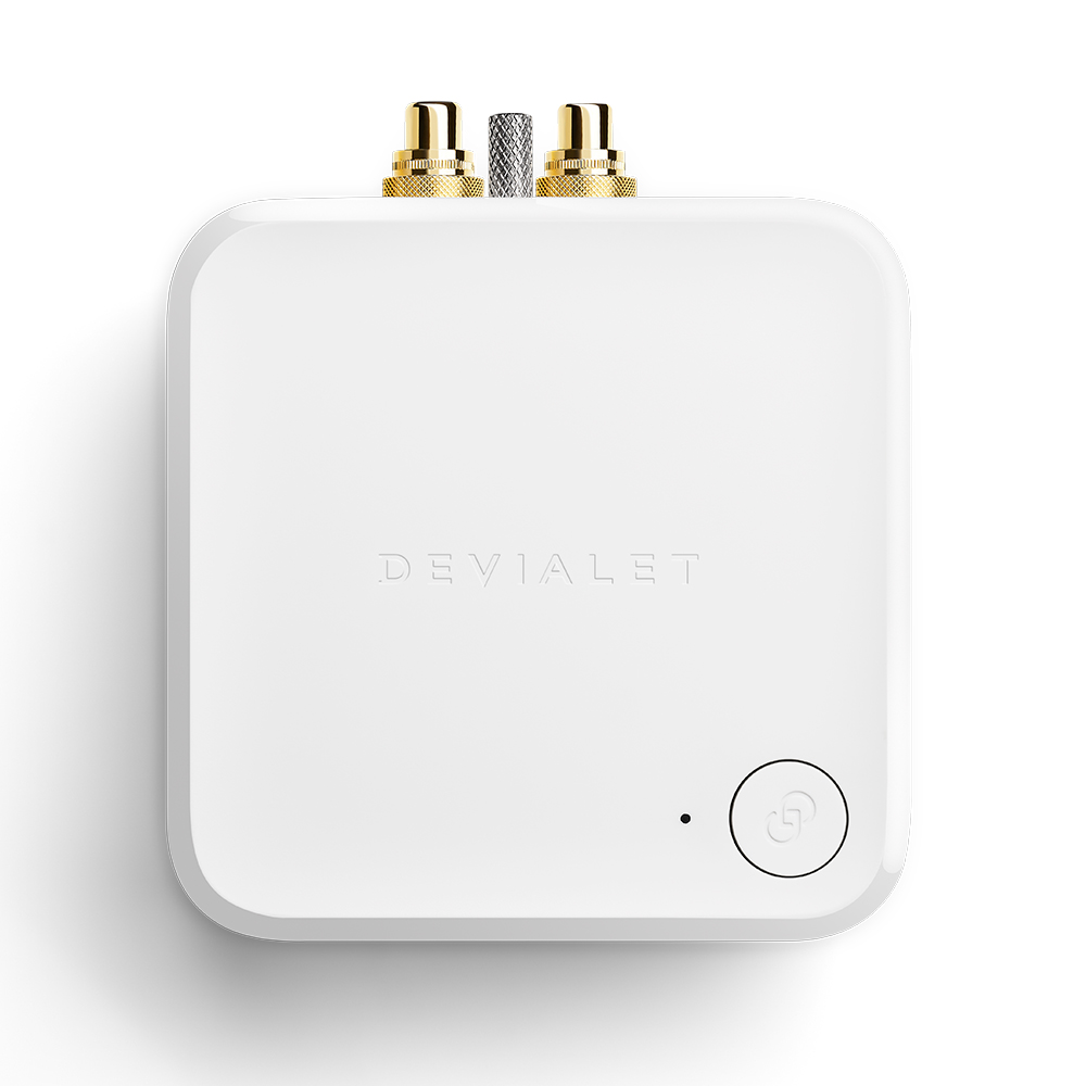 Devialet ARCH s párem reproduktorů Devialet Phantom v obývacím pokoji