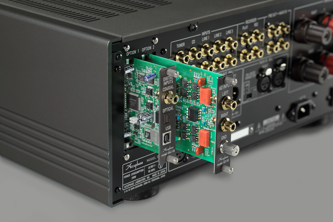 Modul Accuphase AD-50 a modul DAC-50 osazené vedle sebe v zadních portech integrovaného zesilovače Accuphase