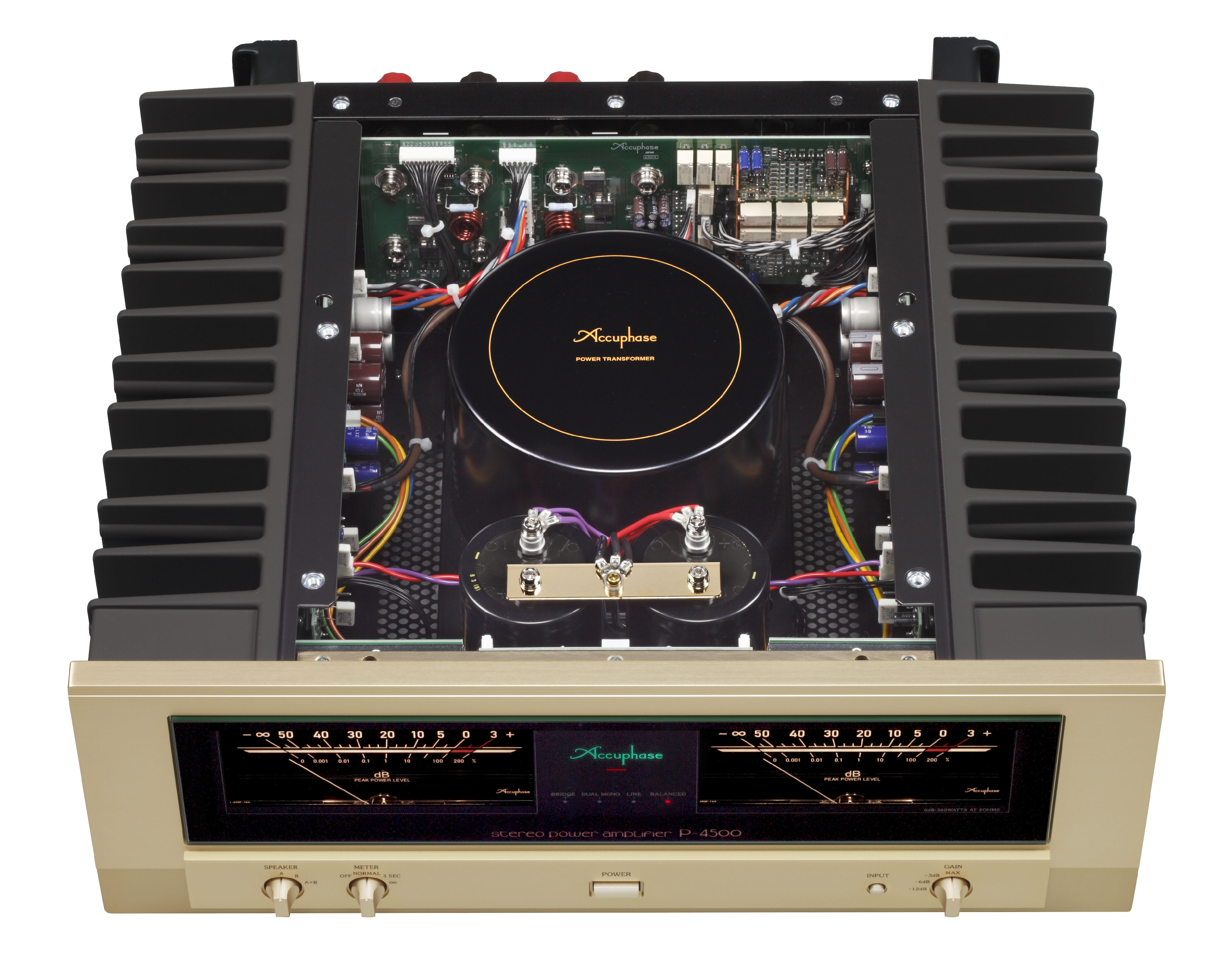 Pohled shora do Accuphase P-4500 s velkým toroidním transformátorem a filtračními kondenzátory