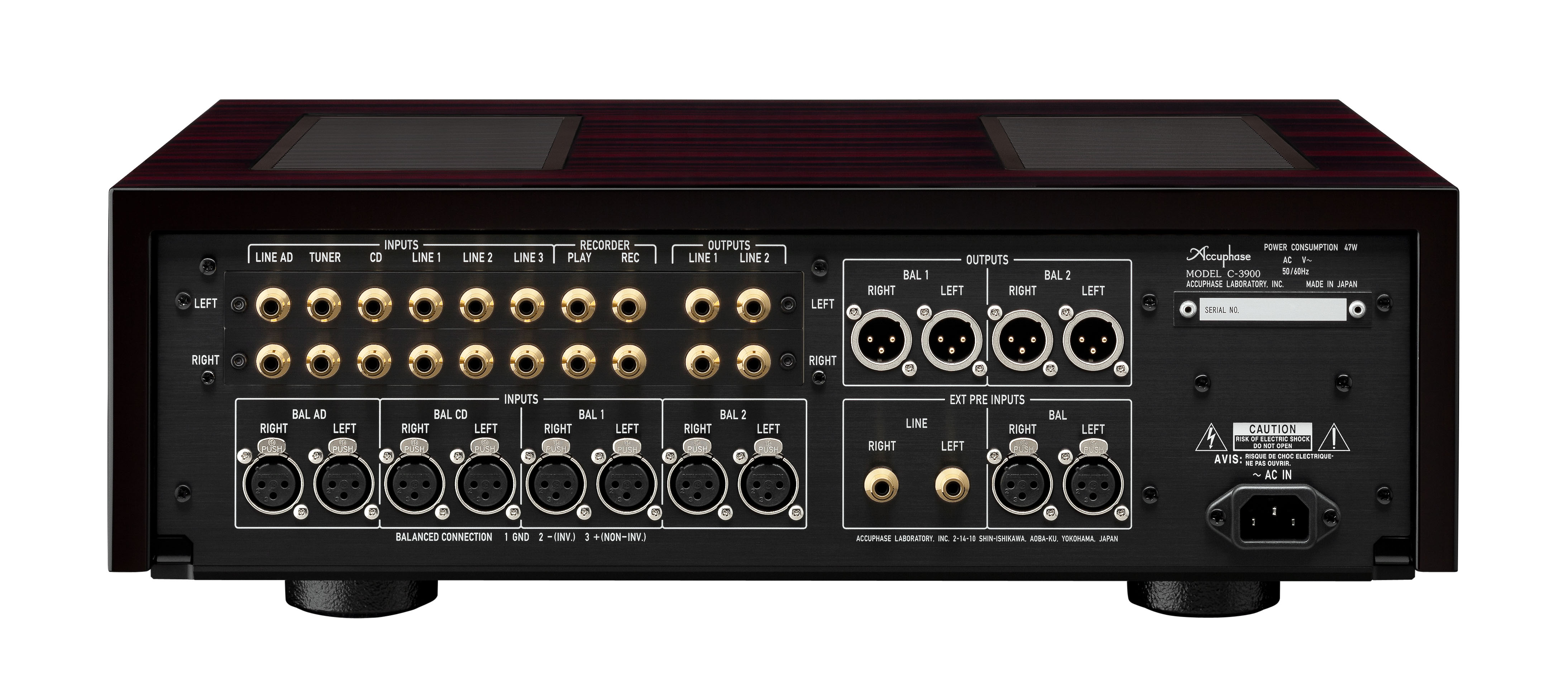 Zadní panel Accuphase C-3900 s pozlacenými RCA vstupy a výstupy a symetrickými XLR konektory, nápis Made in Japan