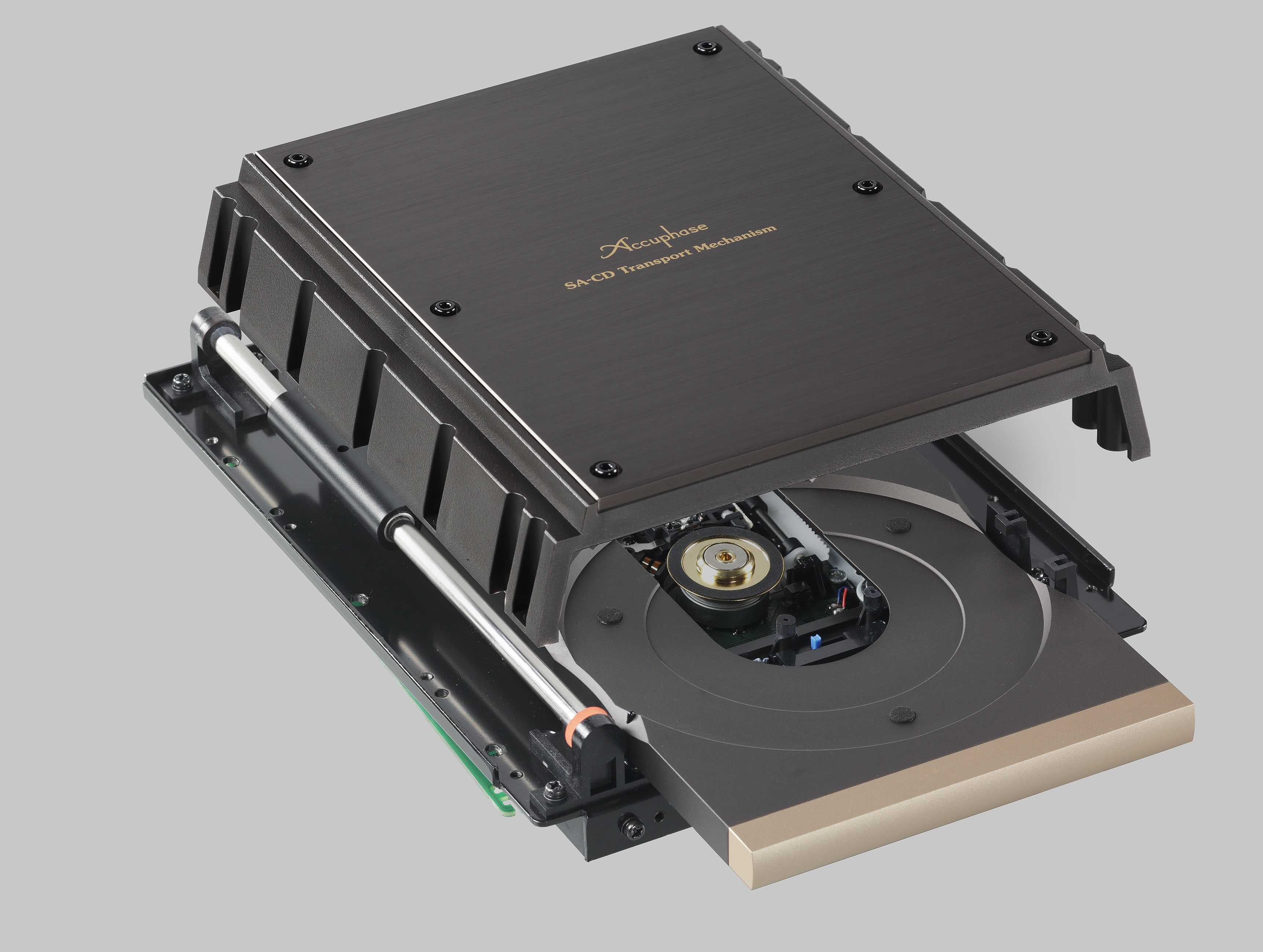Vysunutá SA-CD mechanika Accuphase DP-570 s odděleným kovovým krytem, vedením po přesné liště a centrálním upínáním disku
