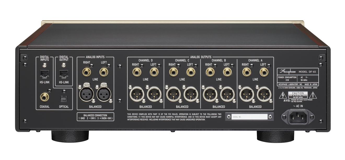 Zadní panel Accuphase DF-65 s digitálními vstupy HS-LINK a COAXIAL, digitálním výstupem HS-LINK a OPTICAL, analogovými vstupy a čtyřmi kanály výstupů v provedení LINE i symetrickém XLR
