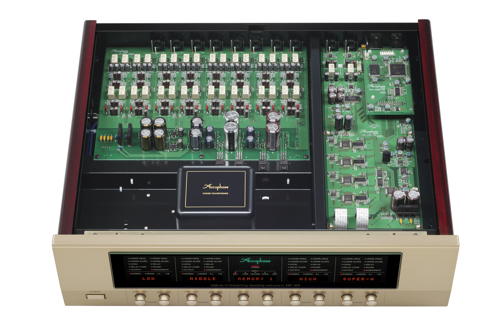 Pohled shora do otevřeného Accuphase DF-65 na vnitřní konstrukci s deskami DSP, analogovou sekcí a stíněným napájecím transformátorem Accuphase