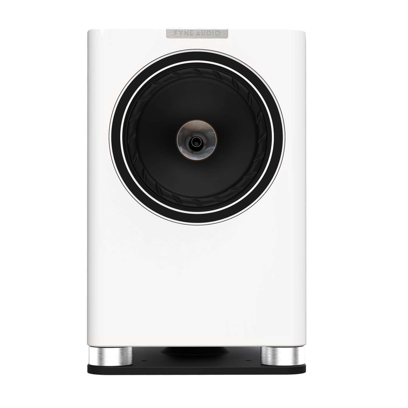 Pár Fyne Audio F700 na stojanech v poslechové místnosti — 4:3