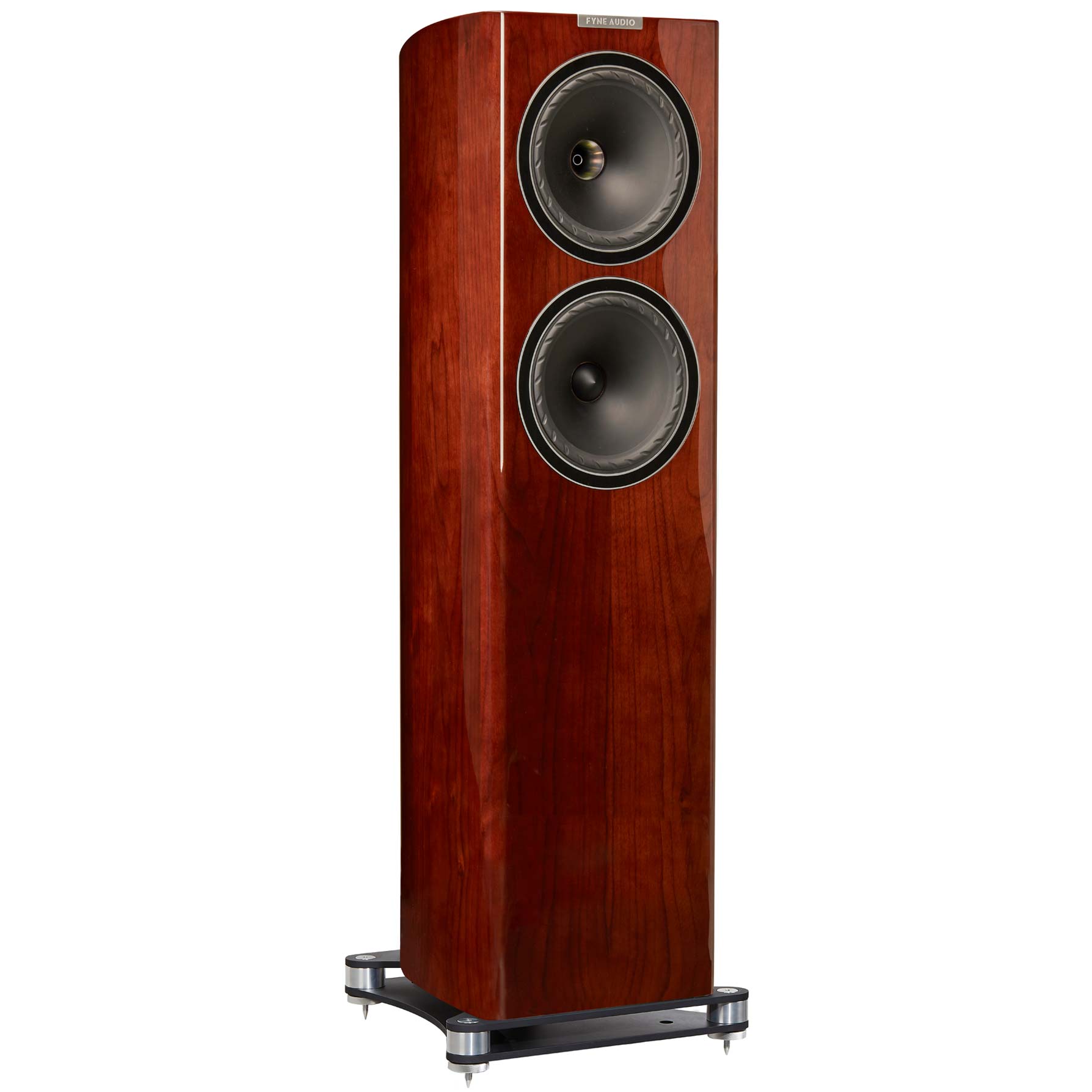 Pohled ze tří čtvrtin na Fyne Audio F702 v ořechové dýze se sejmutou mřížkou, velký koaxiální měnič a basový měnič