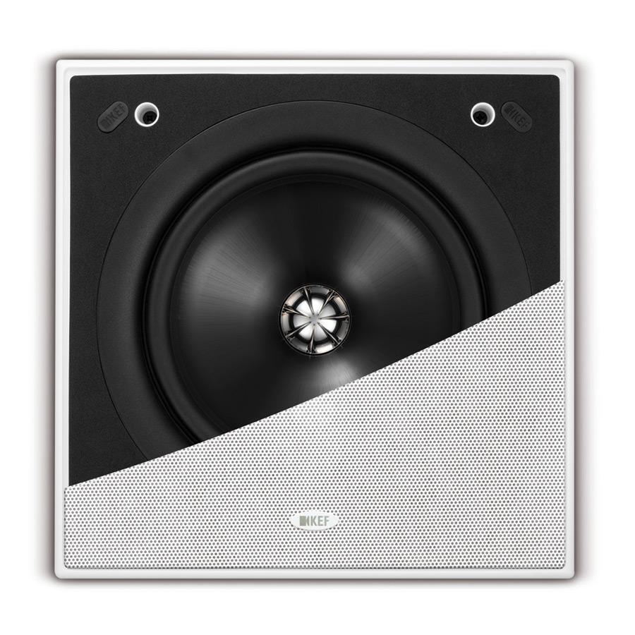 KEF Ci 200QS s částečně nasazenou bílou perforovanou mřížkou, viditelná polovina měniče Uni-Q