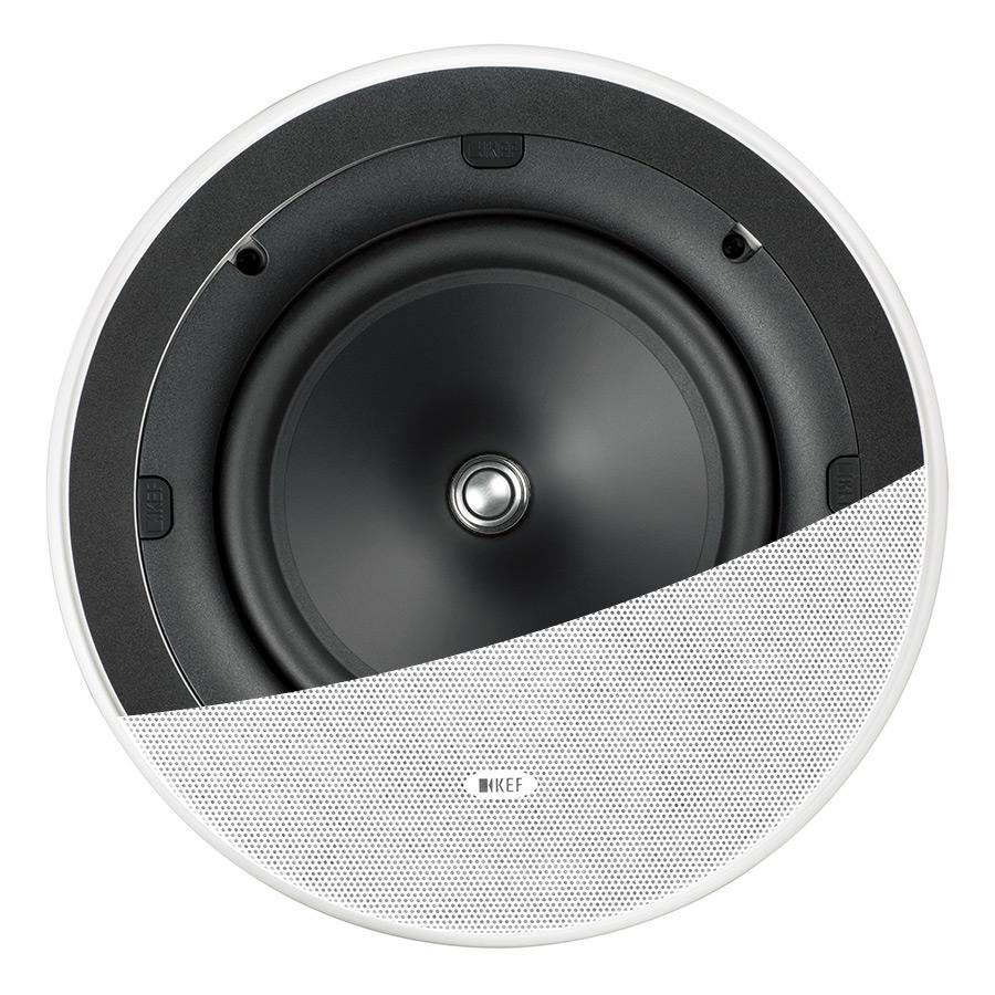 KEF Ci 200ER s magnetickou mřížkou nasazenou na polovinu reproduktoru, druhá polovina ukazuje měnič