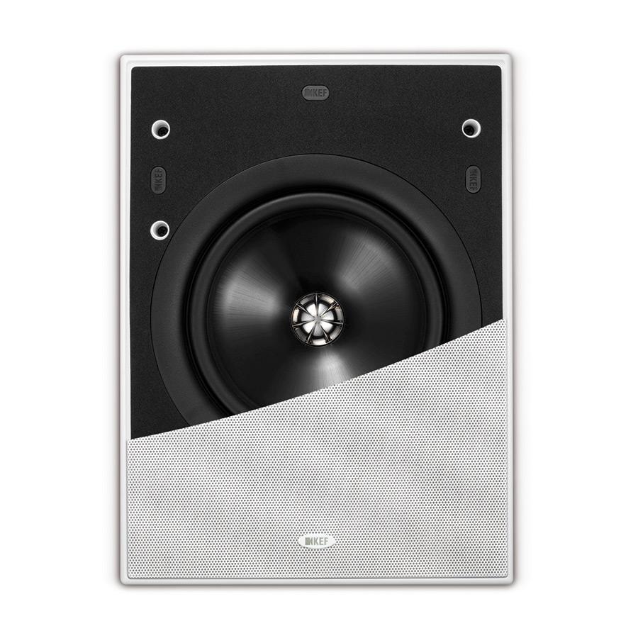 KEF Ci 200QL ze předu, polovina s mřížkou a polovina bez ní ukazuje Uni-Q měnič