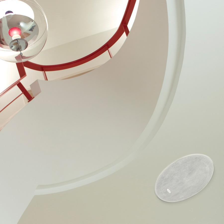 KEF Ci 200QR vestavný v bílém stropě moderního interiéru s designovým svítidlem
