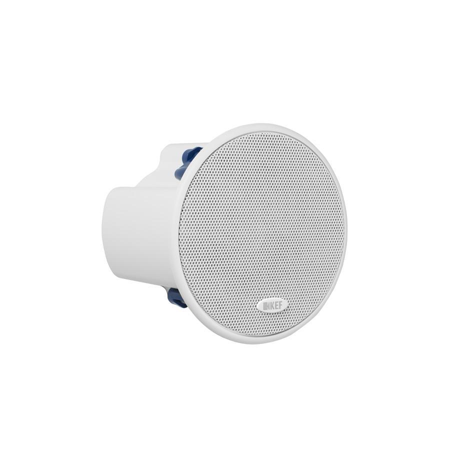 KEF Ci100.2QR z čelního 3/4 pohledu s nasazenou bílou kruhovou mřížkou a odnímatelným zadním boxem