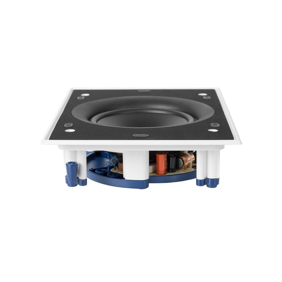 KEF Ci160.2CL z boku s mřížkou — viditelná hloubka skříně a integrovaná výhybka